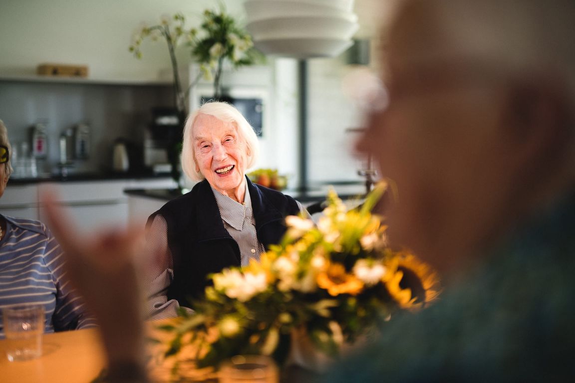 Bewohnerin lacht im Seniorenheim Landhaus Pflege & Wohnen bei Einzelbetreuung Altenpflege Hannover	