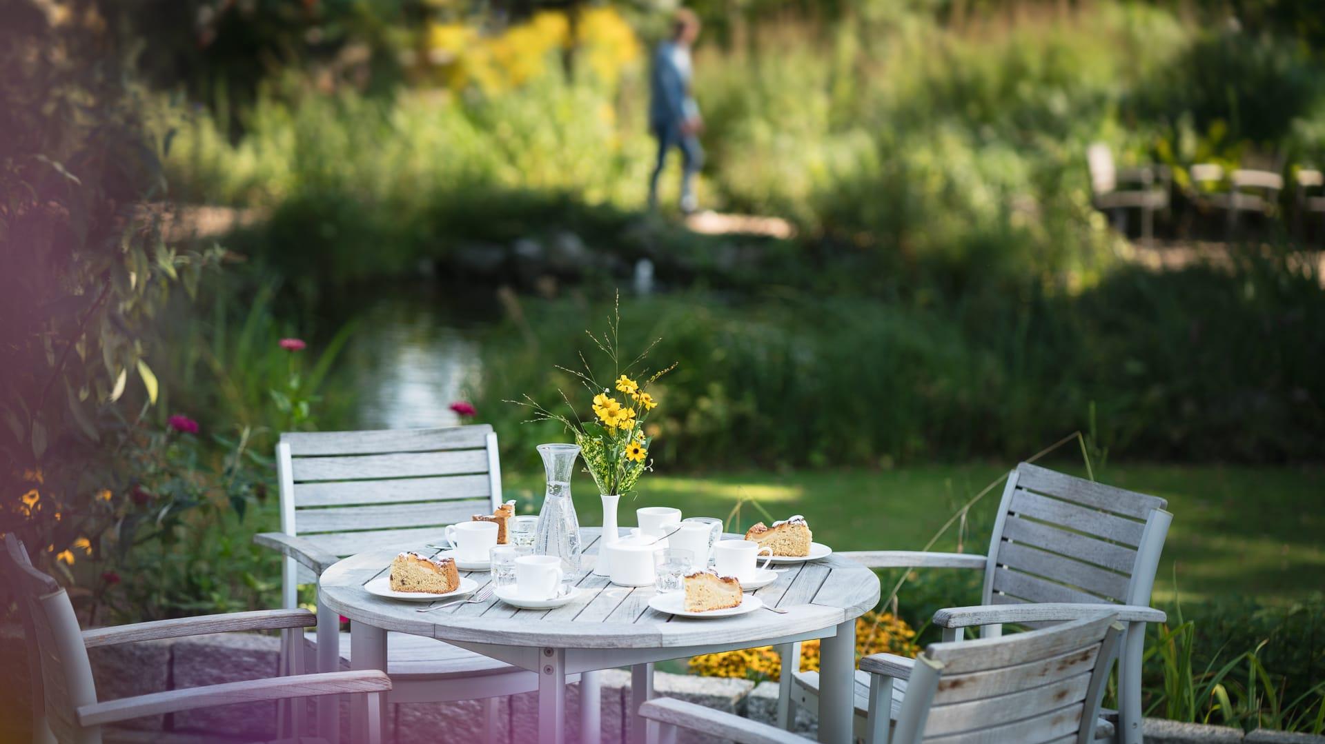 Gedeckter Tisch mit Kaffee und Kuchen im Garten des Pflegeheims Landhaus Pflege und Wohnen