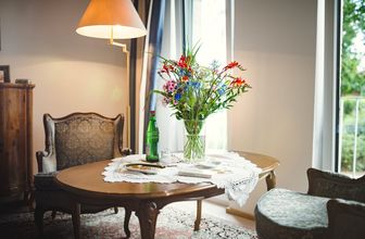 Tisch im Wohnzimmer Doppelzimmer eigene Möbeln im Altenheim in Hannover Landhaus Pflege und Wohnen