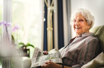 Seniorengerechtes Wohnen: Renterin sitzt im Wohnzimmer im Landhaus Pflege & Wohnen 