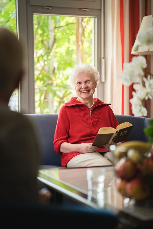 Auch bei Verhinderungspflege oder Kurzzeitpflege fühlen sich die Bewohner im Pflegeheim wohl Frau liest Buch