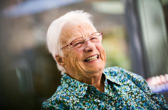 Mann lacht Bewohner im Pflegeheim in Hannover Landhaus Pflege und Wohnen