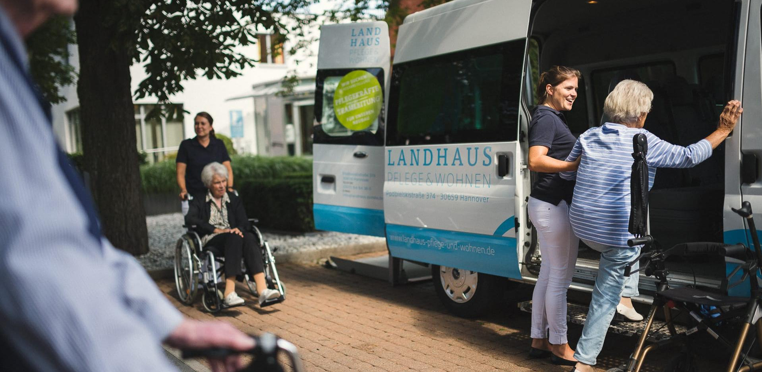 Pfleger helfen Frauen und Männern mit Rollator und Rollstuhl ins Auto Ausflug beim Pflegeheim