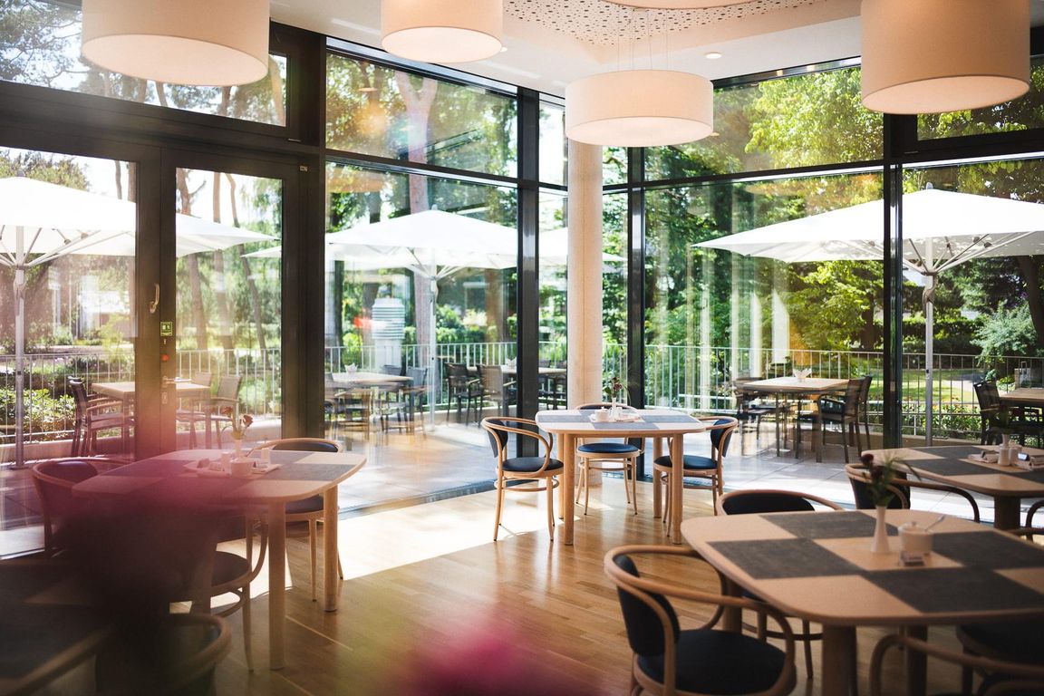 Helles Restaurant mit grossen Fenstern, Blick auf Terrasse im Pflegeheim in Hannover Landhaus Pflege und Wohnen