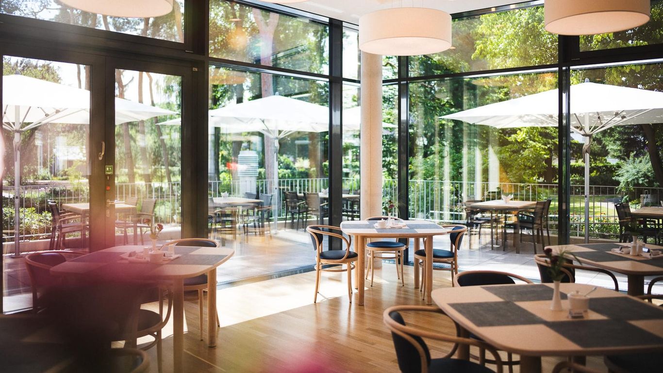 Helles Restaurant mit grossen Fenstern, Blick auf Terrasse im Pflegeheim in Hannover Landhaus Pflege und Wohnen