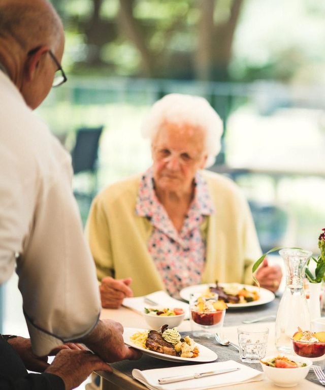 Bewohner im Pflegeheim Landhaus Pflege & Wohnen bekommen Mittagessen aus der hauseigenen Küche 