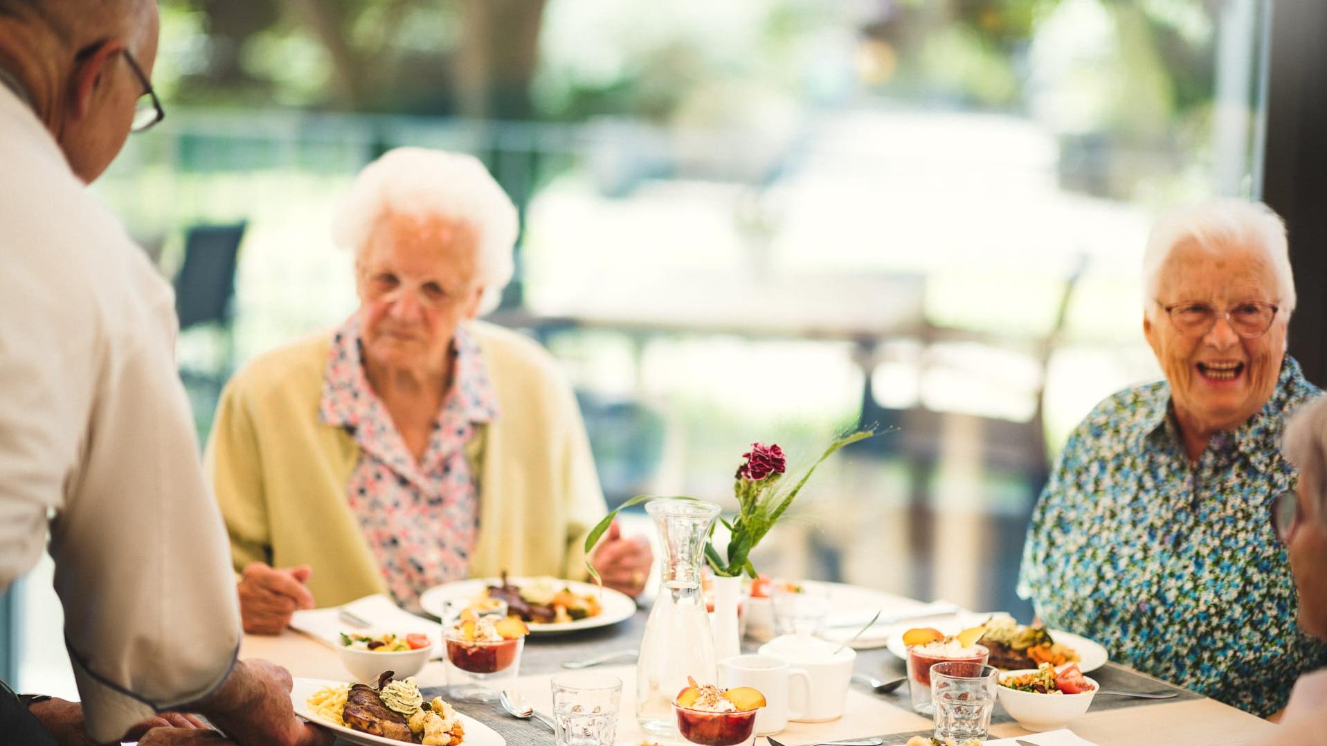 Bewohner im Pflegeheim Landhaus Pflege & Wohnen bekommen Mittagessen aus der hauseigenen Küche 