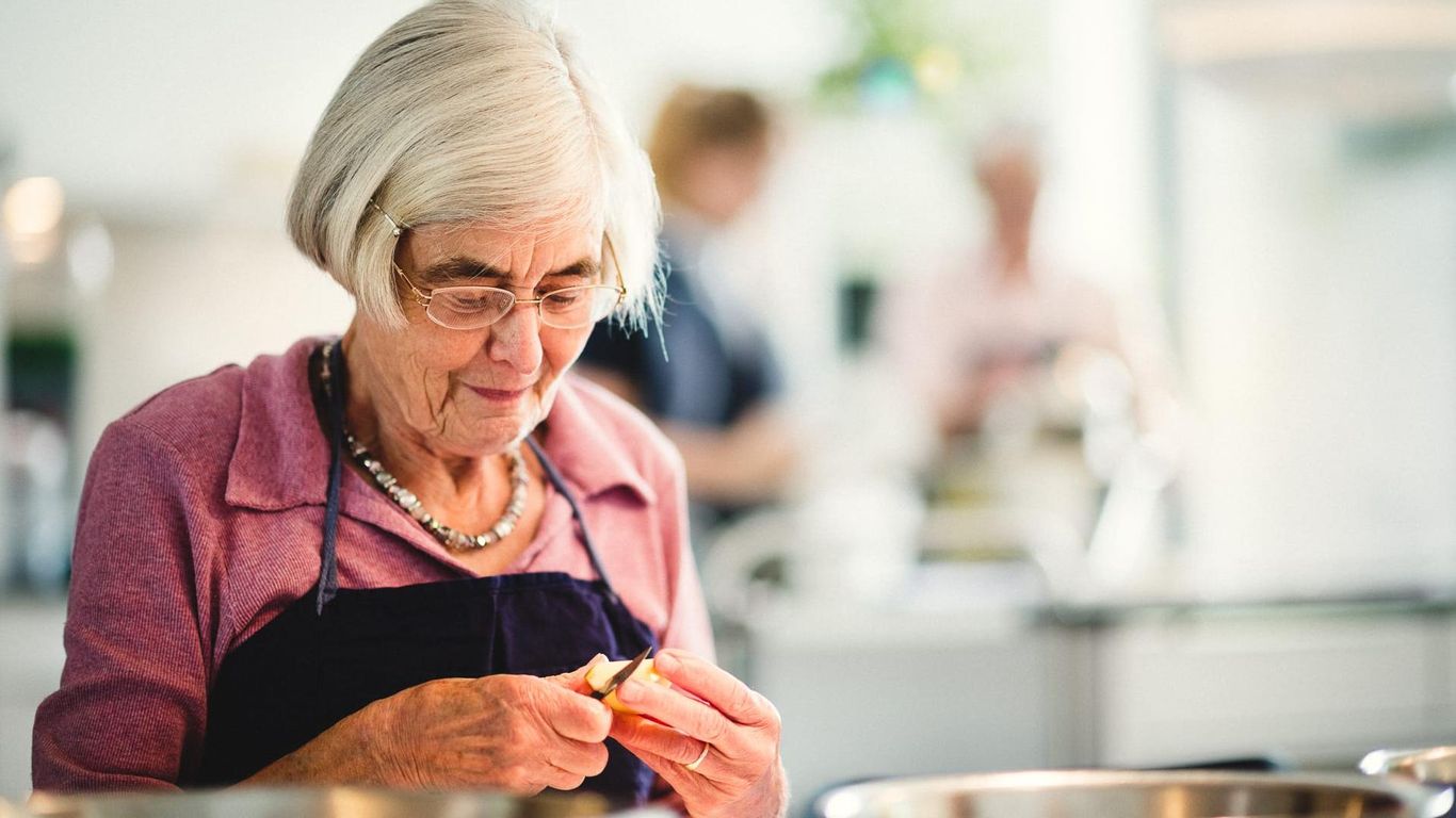 Bewohnerin kümmert sich selber um die Ernährung im Pflegeheim Landhaus Pflege & Wohnen und backt Kuchen