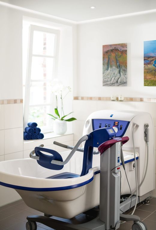 Technische Badewanne mit elektrischem Sitz Dauerpflege im Pflegeheim in Hannover Landhaus Pflege und Wohnen