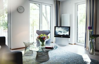 Wohnzimmer mit eigenem Fernseher und Möbeln Einzelzimmer im Pflegeheim in Hannover Landhaus Pflege und Wohnen
